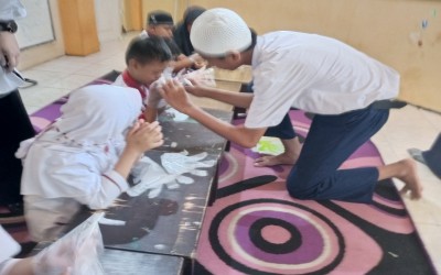 Dua siswa Anak Berkebutuhan Khusus (ABK) SMPIT Al Uswah Bangil mampu menjadi Trainer dalam progam Siswa Al Uswah Mengabdi (PSAM) 2024