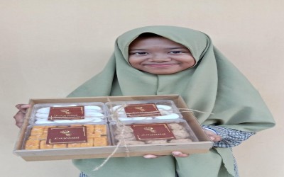 Siswi SMPIT Al Uswah Bangil beromzet 13 juta